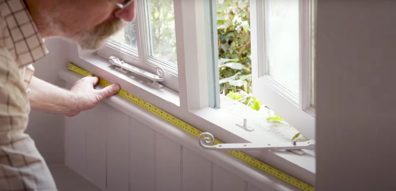 measuring the bottom of a window for a made to measure roller blind