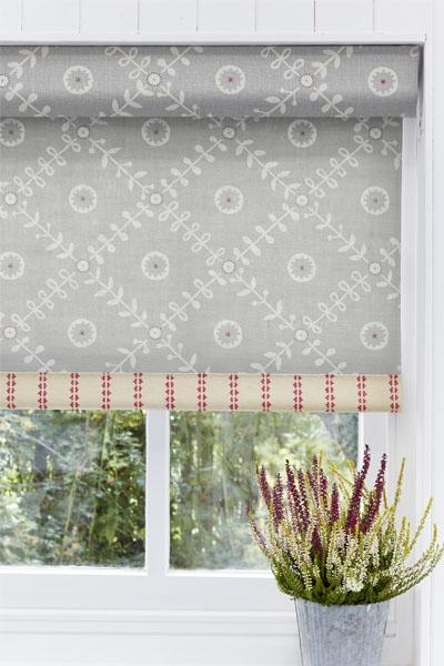 roller blind with pelmet